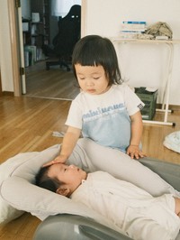 すっかりお姉さん！優しくなでなで（提供：@etsuko_kantaroさん）