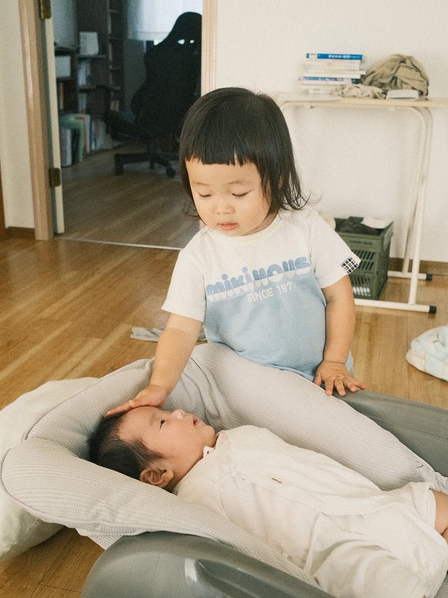 すっかりお姉さん！優しくなでなで（提供：@etsuko_kantaroさん）