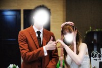 結婚式でラフレターを上映した「も〜ウチにかまわんでよ」さん夫婦（も〜ウチにかまわんでよさん提供）