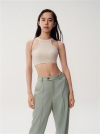 ワコールの直営ブランド「AMPHI（アンフィ）」のブラトップを着用した井桁弘恵