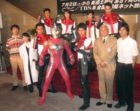 2005年6月、「ウルトラマンマックス」の制作発表に出席した（前列左から）金子修介監督、桜井浩子、宍戸開、ウルトラマンマックス、青山草太、黒部進、鈴木健二特技監督、（後列左から）小川信行、長谷部瞳、満島ひかり、ショーン・ニコルス＝都内
