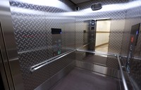 エレベーターに鏡がついているのはなぜ？※画像はイメージです（One Dragon/stock.adobe.com）