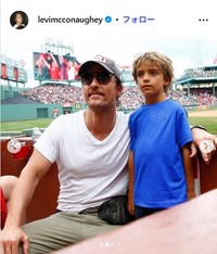 リーヴァイ・マコノヒーのインスタグラム@officiallymcconaugheyより　父マシューと幼い頃のリーヴァイ=2023年11月5日