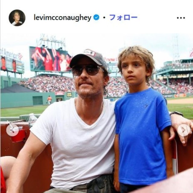 リーヴァイ・マコノヒーのインスタグラム@officiallymcconaugheyより　父マシューと幼い頃のリーヴァイ=2023年11月5日