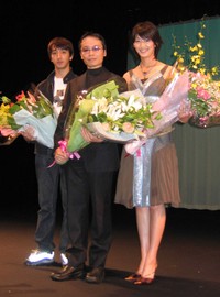 舞台あいさつをした（左より）黒田勇樹、白鳥哲監督、佐藤藍子=2005年撮影