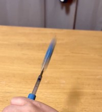 「偉い人が集まる会議」でボールペン爆散！　なちゅ。（@itacchiku）さんのツイッターより