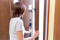 「突然の自宅来訪者は不安」が半数超　※画像はイメージです（kazoka303030/stock.adobe.com）
