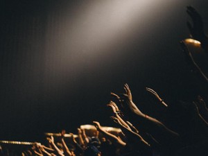 距離感は舞台役者と観客。SNSという劇に私はハートの拍手を送る