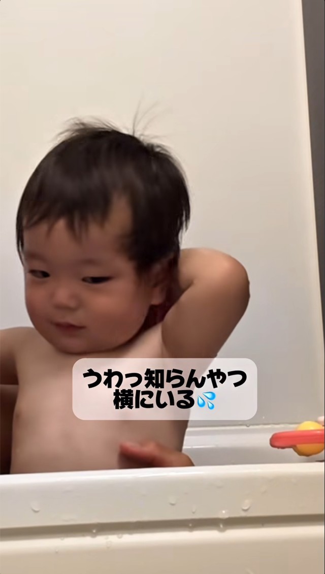 突然の黒髪姿に固まってしまった息子／ちびすけさん（@ayusuke_fam）提供