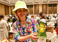 沖縄から来られた秘密結社猫之目さん。本人もカラフルです