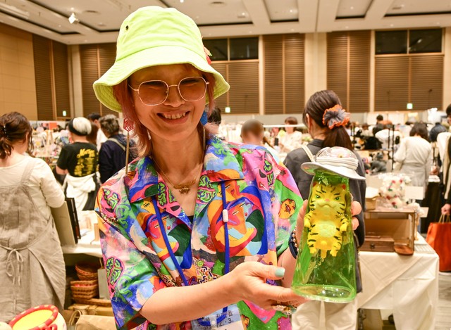 沖縄から来られた秘密結社猫之目さん。本人もカラフルです