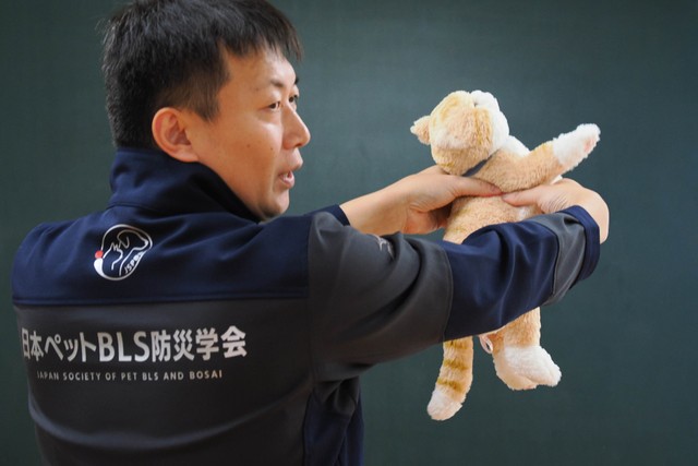 講習会で参加者に犬猫の心肺蘇生について講義する山本さん