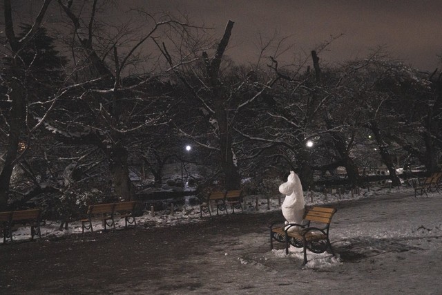 雪景色の井の頭公園に佇むムーミン／ゆたさん（@titiyuu）提供