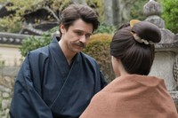 トキ（髙石あかり）に問われ、熊本に行く理由を「マツエ、サムイ」とだけ語るヘブン（トミー・バストウ）　(C)NHK