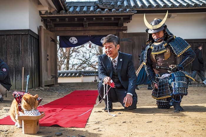 「再入城の儀」では赤絨毯をゆったり歩み、大勢の観光客に囲まれながらも悠然と膳を平らげた（写真提供・高梁市観光協会）