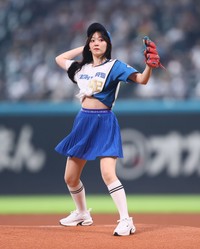 ファーストピッチセレモニーに登場した鈴木愛理＝エスコンフィールド