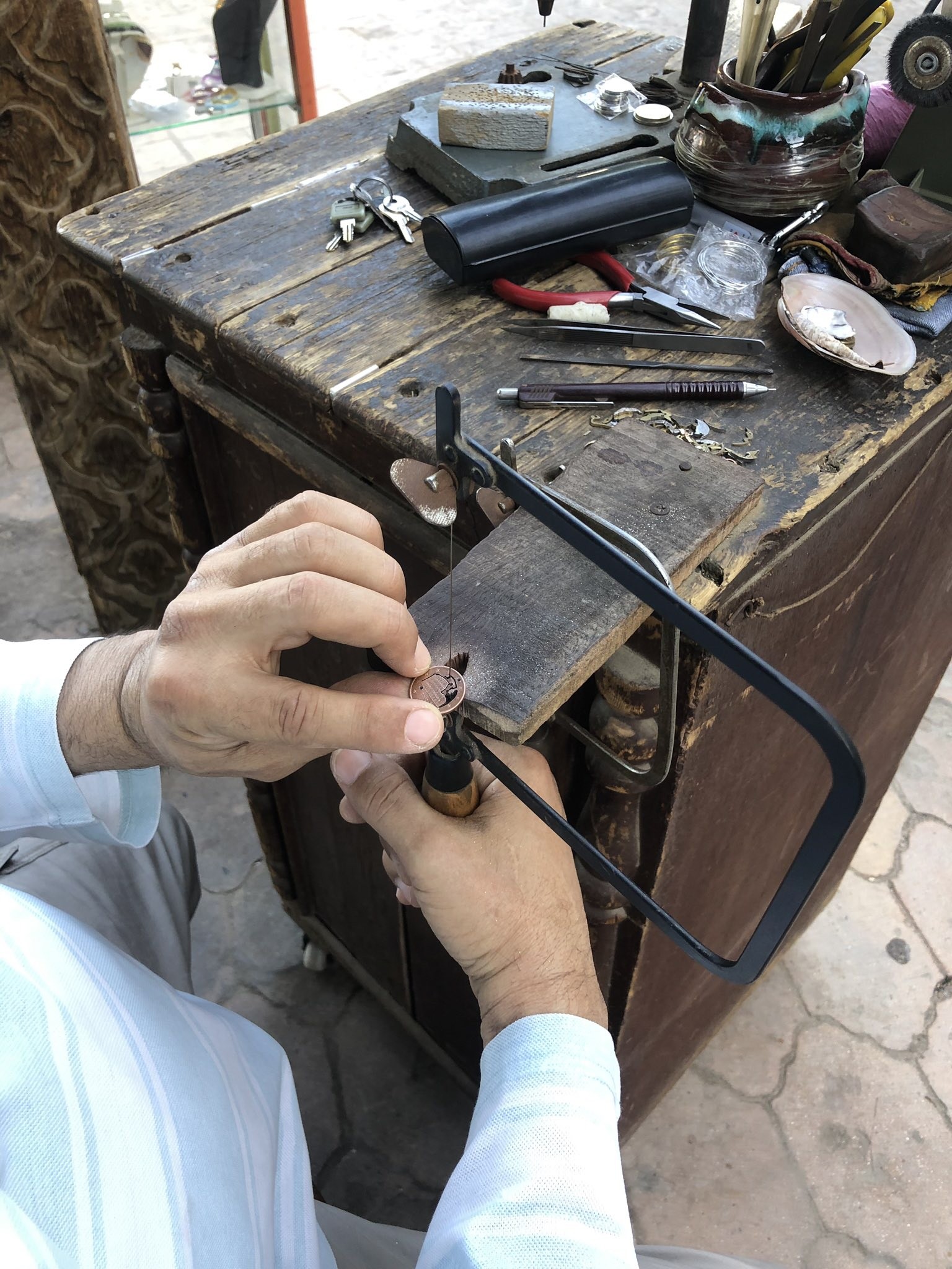 エジプトで発見！芸術的に加工された日本の硬貨…弁護士に聞くと「違法で持ち帰れません」｜まいどなニュース