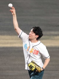 ファーストピッチセレモニーを務めるABC朝日放送・古川昌希アナウンサー＝甲子園