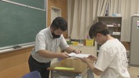 通知表を受け取る中学2年生