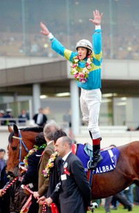 2002年のジャパンカップを制し、騎乗したファルブラヴから〝デットーリジャンプ〟をみせるデットーリ元騎手