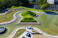 大阪メモリアルパークに完成した竹田恒泰氏が手がける前方後円墳墓