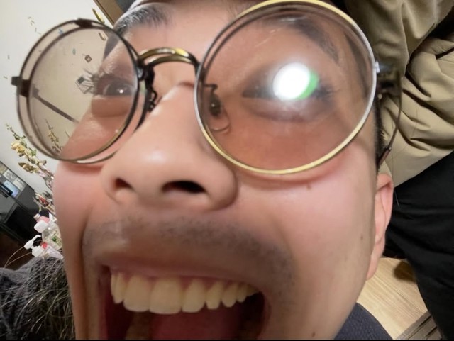 Threadsに投稿された現在の写真。幼少期からの変化が「玉手箱を開けたみたい」と話題になった／舛谷さん（@mad_froggy513_2）提供