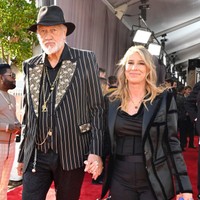 5度目の結婚をしたミック・フリートウッド（左）