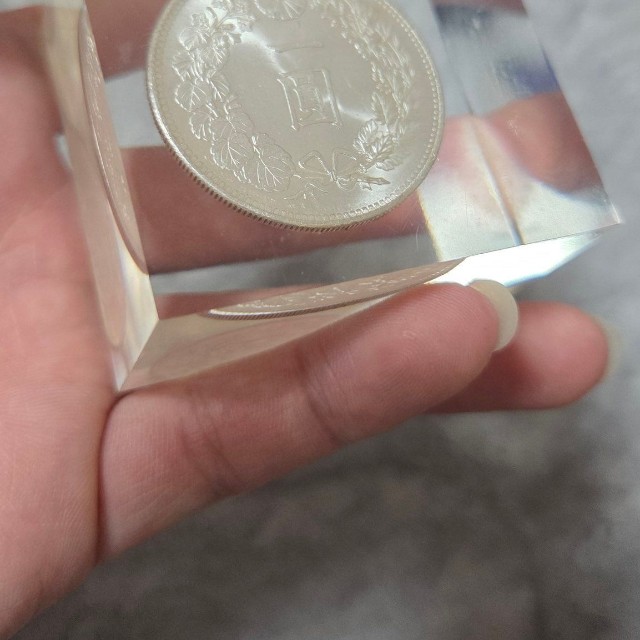 アクリルの中に封じ込められた円銀／投稿主さん提供