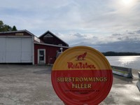 スウェーデンからシュールストレミングを輸入していることで知られる三幸貿易