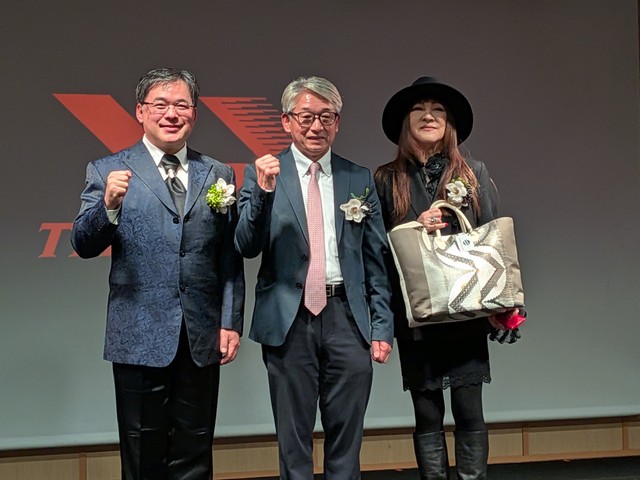 日本が誇るテノール歌手の中島康晴さん（写真左）も駆けつけ