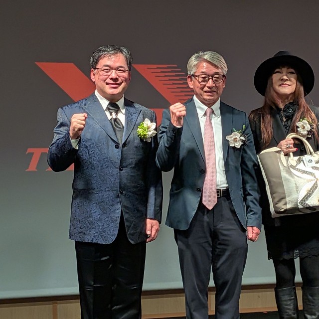 日本が誇るテノール歌手の中島康晴さん（写真左）も駆けつけ