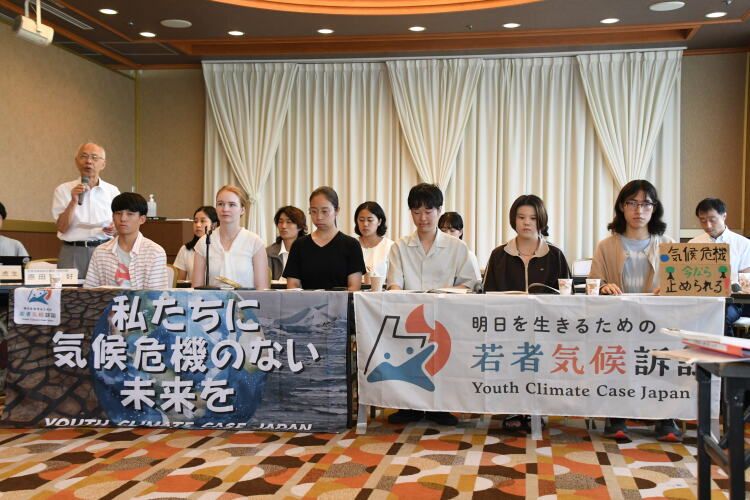 名古屋地裁へ気候変動の訴訟を提起した後、記者会見に臨む原告の若者たち