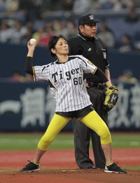 始球式で投手を務める夏木マリ＝2012年3月