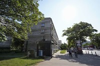 政府のシェルター地図を頼りに、集合住宅を訪ねた＝2023年6月4日、ワルシャワ、荒ちひろ撮影