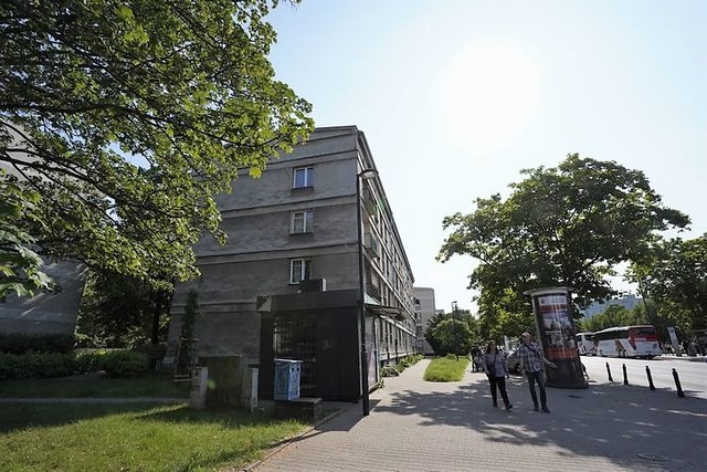 政府のシェルター地図を頼りに、集合住宅を訪ねた＝2023年6月4日、ワルシャワ、荒ちひろ撮影