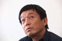 インタビューに応じる山本兵衛監督