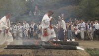 四国霊場・海岸寺で灰の上をはだしで歩く「火渡り神事」　無病息災や家内安全を祈願　香川・多度津町