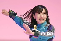 変身ポーズを見せるさとう珠緒＝2025年