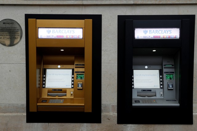 写真】世界初のATMが誕生してから70年を記念し、設置された黄金のATM
