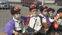 仮装姿で交通安全を呼び掛ける園児