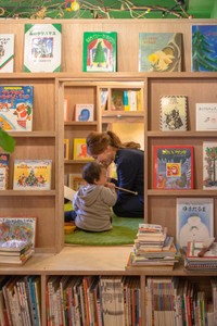 本棚の中の空間に作られたこだわりの小部屋。中で親子がくつろぐ姿が見られる／U設計室（@u_sekkeishitsu）提供