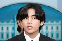米ホワイトハウスの定例会見で記者団に韓国語で話すBTSのVさん