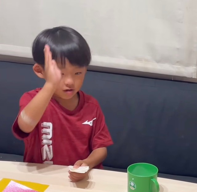 次男くんも「ありがとう」と手話でお礼を伝えます（提供：くりた家さん）