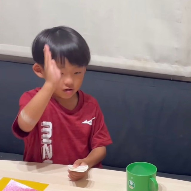 次男くんも「ありがとう」と手話でお礼を伝えます（提供：くりた家さん）