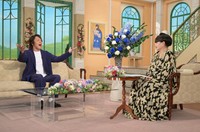 黒柳徹子さん（右）とトークを展開する狩野英孝さん