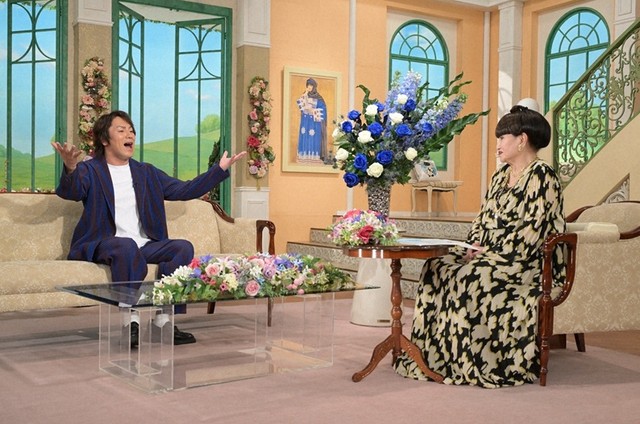 黒柳徹子さん（右）とトークを展開する狩野英孝さん