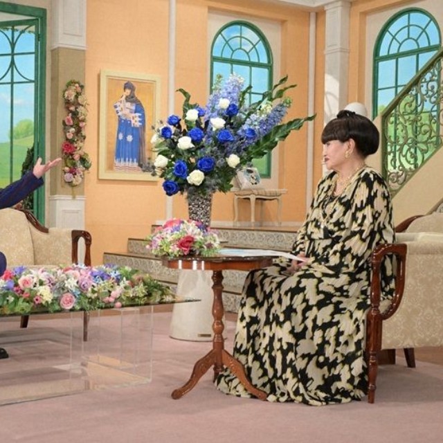 黒柳徹子さん（右）とトークを展開する狩野英孝さん
