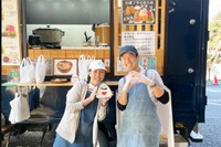 三平さんが夫婦で営むキッチンカー。「おいしいおにぎりでみなさまを笑顔にしたい」（画像提供：おにぎり屋かなたけ）