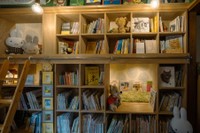 棚にもびっしりと本が並べられている／U設計室（@u_sekkeishitsu）提供