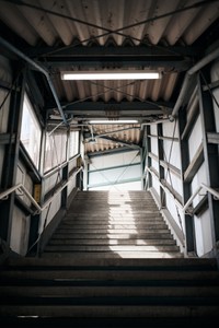 桜駅  かなり年季の入った跨線橋（こせんきょう）（水トさん提供）